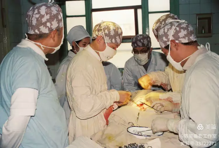 上世纪八十年代,二院手术室6间,手术台8台,年手术量3600至7200多台